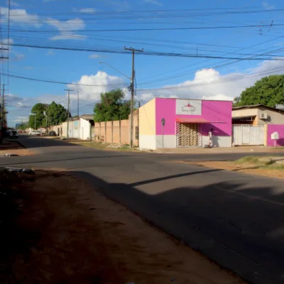 Cruzamento das Ruas Lourival Silva com Horácio Mardel de Magalhães, onde só tem sinalização em um lado da via (Foto: Wenderson Cabral/FolhaBV) 