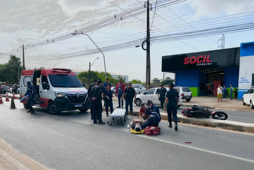 O SAMU fez atendimento ao motociclista (Foto: Dina Vieira/FolhaBV)