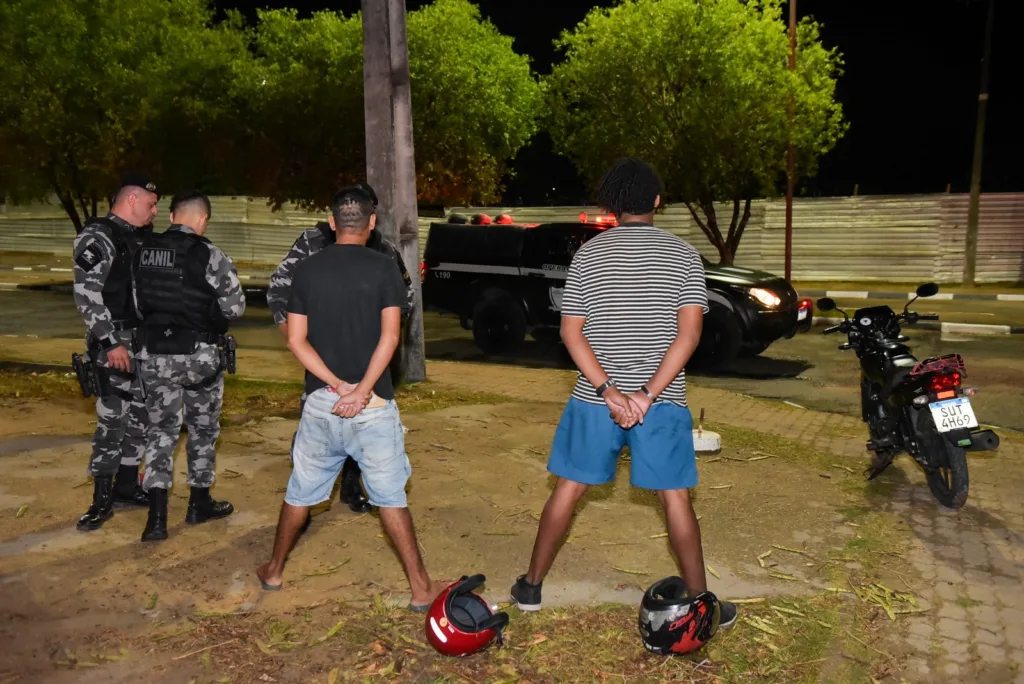 Das prisões efetuadas, uma foi por posse de arma de fogo de calibre restrito e duas por tráfico de drogas (Foto: Divulgação)