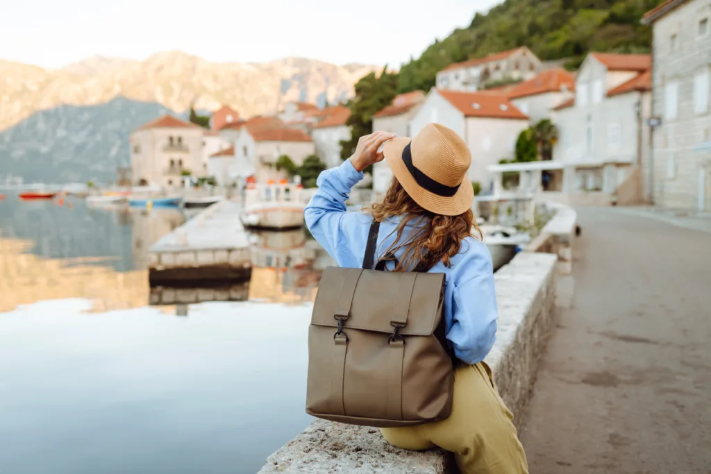 Mulher feliz viajando de mochila