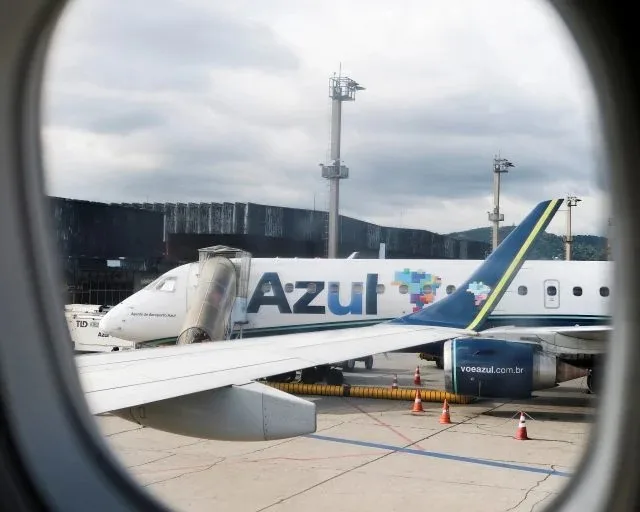 Avião da Azul fabricado pela Embraer no Aeroporto Internacional de São Paulo, em Guarulhos (SP) (Foto: Divulgação/Forbes Brasil)