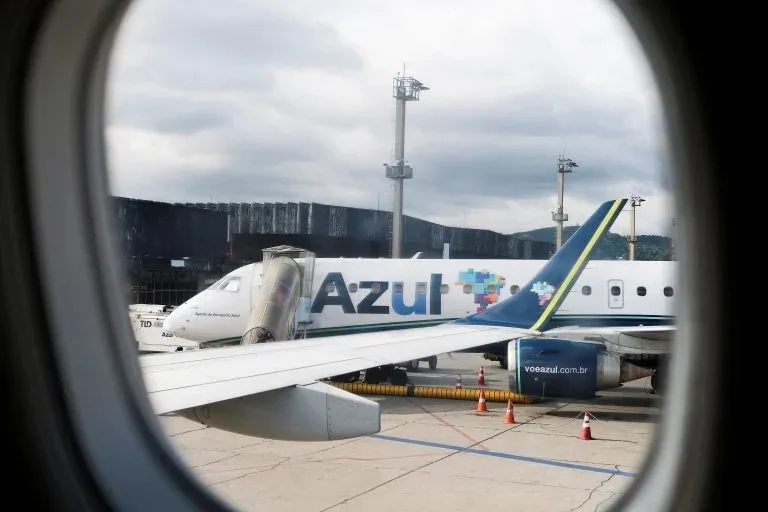 Avião da Azul fabricado pela Embraer no Aeroporto Internacional de São Paulo, em Guarulhos (SP) (Foto: Divulgação/Forbes Brasil)