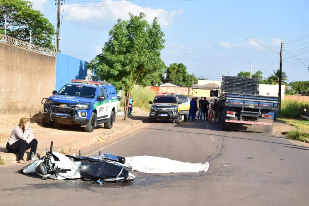 Acidente entre moto e caminhão aconteceu no bairro Centenário (Foto: Nilzete Franco/FolhaBV)