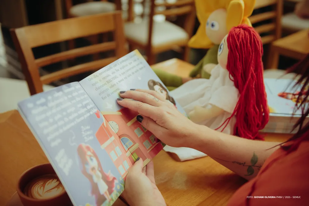 O livro foi desenvolvido para ser uma ferramenta pedagógica em sala de aula, permitindo que professores abordem o tema de maneira lúdica e acessível. (Foto: Ascom Semuc)