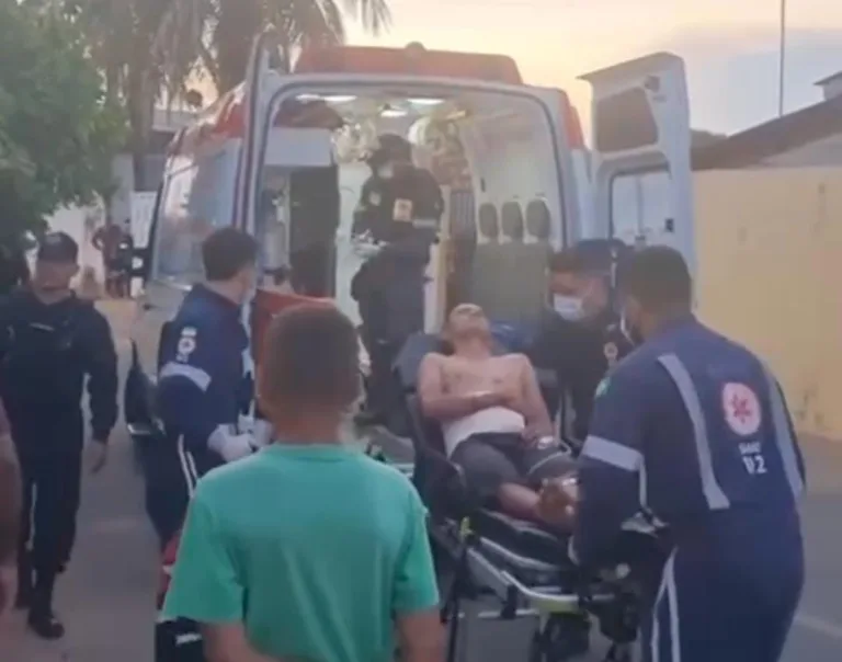 Momento em que a vítima é socorrida pelo Samu (Foto: reprodução) 