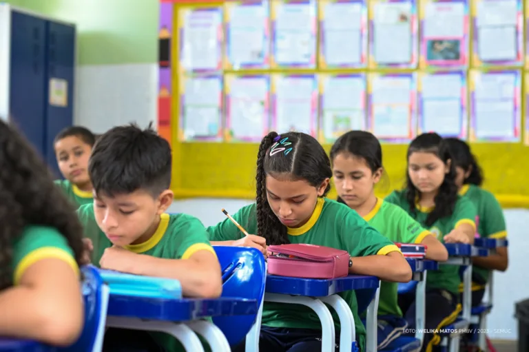 Alunos realizando tarefa durante a aula. (Foto: Welika Matos/SEMUC)