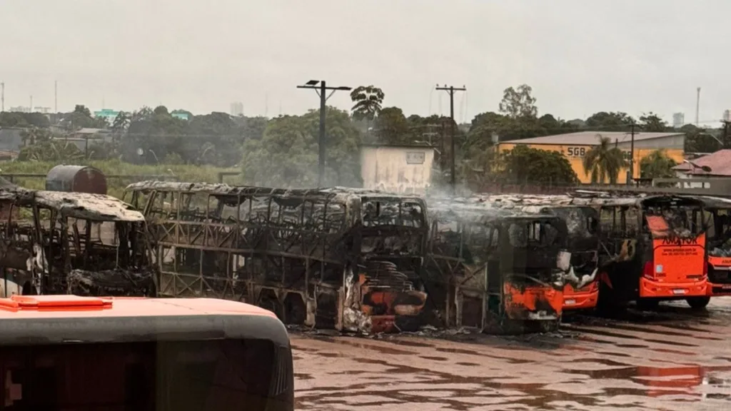 Ônibus foram incendiados na madrugada desta quarta-feira, 15 (Foto: Arquivo Pessoal)