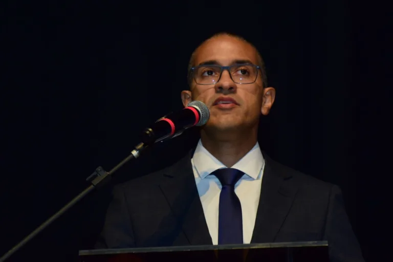 O prefeito de Boa Vista, Arthur Henrique, durante discurso de posse para o segundo mandato no Teatro Municipal (Foto: Nilzete Franco/FolhaBV)