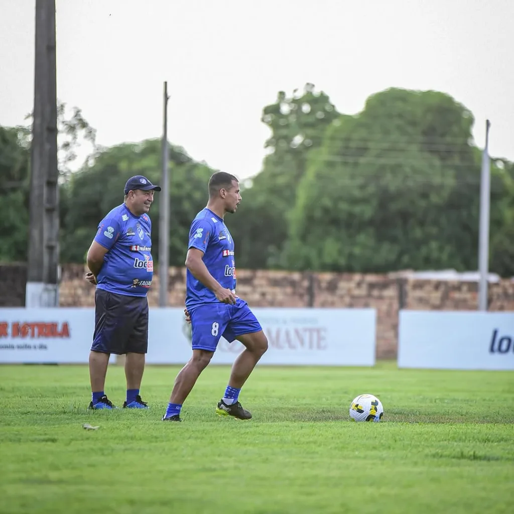 Técnico Chiquinho Viana orienta volante Gerson Belão, no CT, no Operário. Crédito: Helio Garcias/São Raimundo