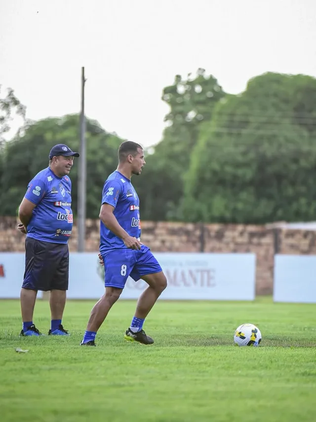 Técnico Chiquinho Viana orienta volante Gerson Belão, no CT, no Operário. Crédito: Helio Garcias/São Raimundo