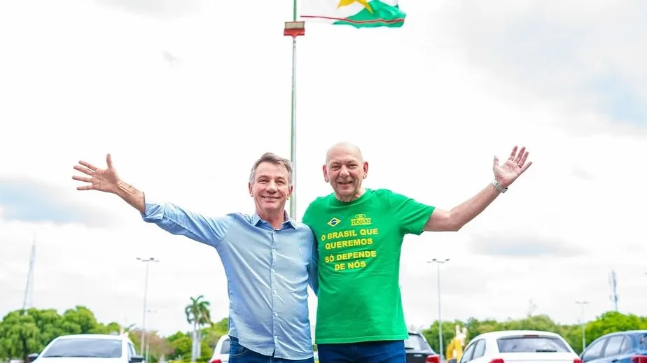 Antonio Denarium e Luciano Hang no Centro Cívico de Boa Vista, em frente ao palácio do Governo. (Foto: reprodução/@antoniodenariumrr)