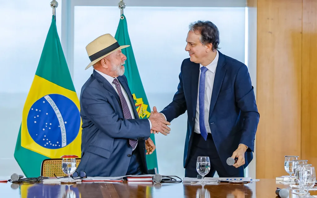 O presidente Luiz Inácio Lula da Silva com o ministro da Educação, Camilo Santana - 13.01.2025 (Foto: Ricardo Stuckert/PR)