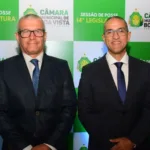 O vice-prefeito Marcelo Zeitoune com o prefeito Arthur Henrique, durante cerimônia de posse em 1º de janeiro