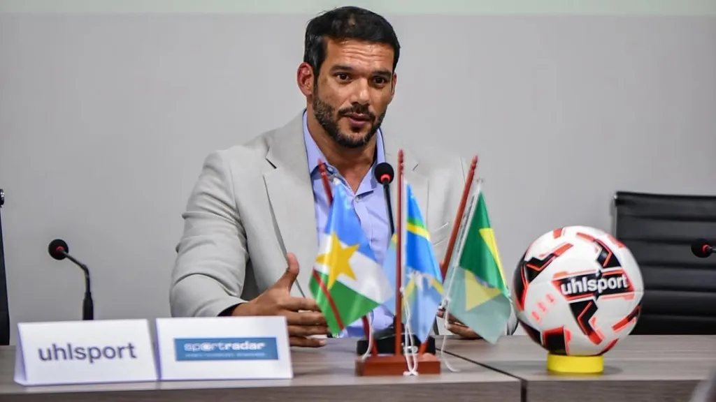 O gestor da FRF, Samir Xaud, em reunião com os clubes roraimenses (Foto: FRF)