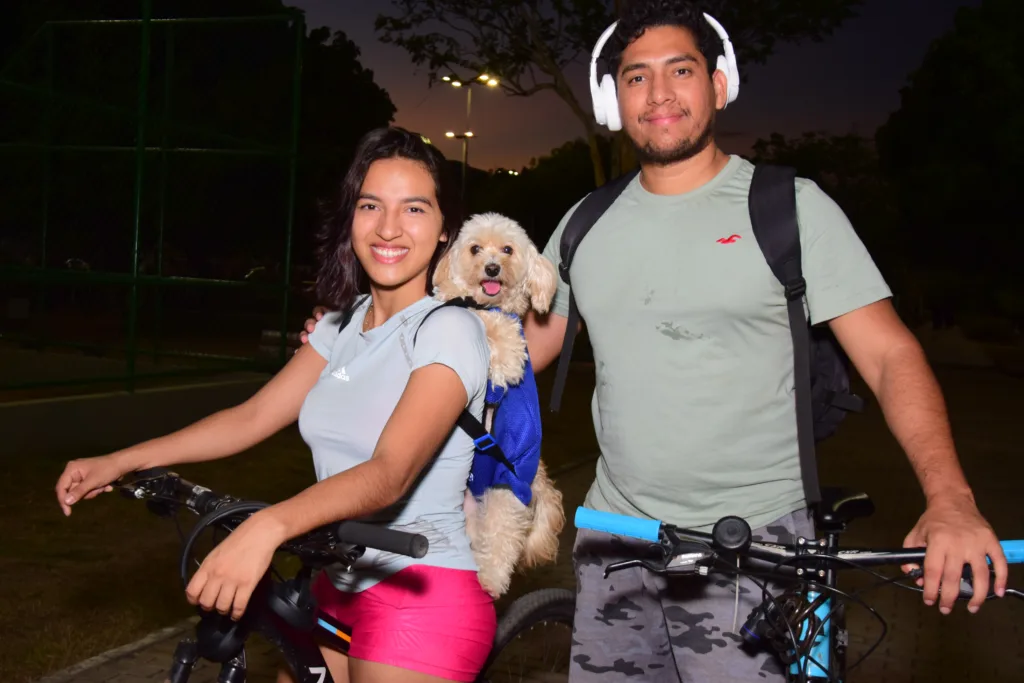 Íria Maionara Magalhães do Carmo e Herison Costa da Silva aproveitaram para pedalar com a cachorrinha Luma. (Foto: Nilzete Franco/FolhaBV)