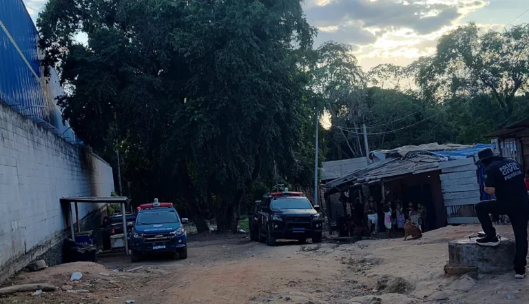 A invasão é conhecida como 'Favelinha' e fica próximo a área de mata onde os corpos foram encontrados (Foto: Marília Mesquita/ FolhaBV)