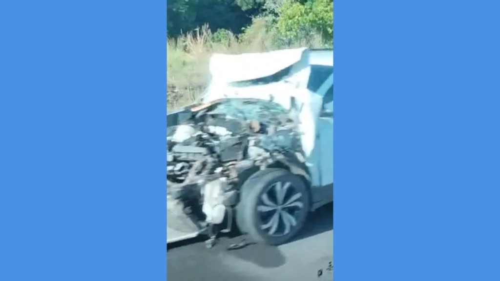 Acidente ocorrido entre carro e picape deixou quatro pessoas feridas (Foto: Reprodução)