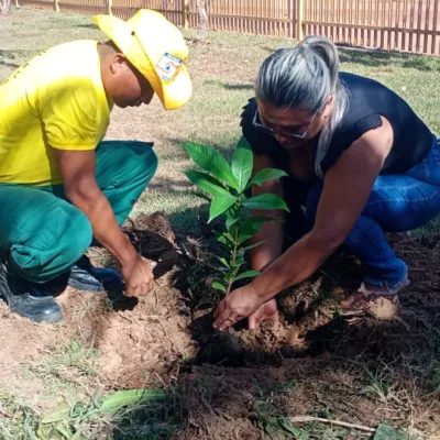 Brigadistas da Defesa Civil do município de Uiramutã e da Brigada Estadual Guerreiros das Serras promoveram uma ação voltada à recuperação ambiental e à segurança alimentar (Foto: Divulgação)