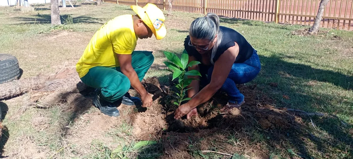 Brigadistas da Defesa Civil do município de Uiramutã e da Brigada Estadual Guerreiros das Serras promoveram uma ação voltada à recuperação ambiental e à segurança alimentar (Foto: Divulgação)