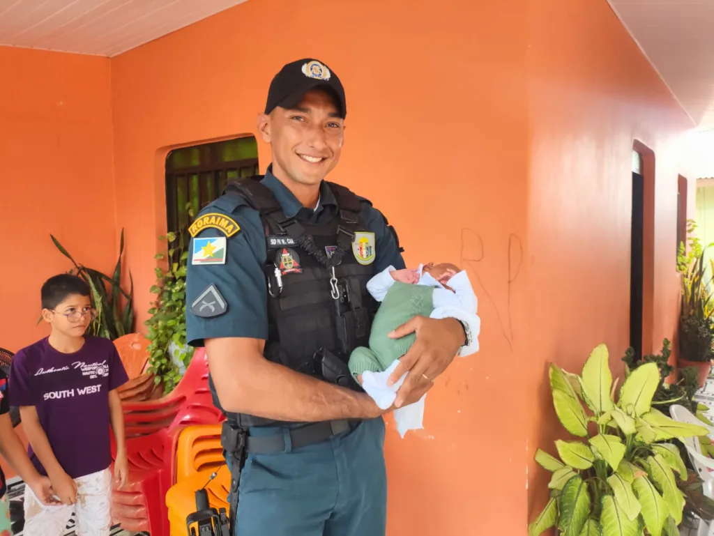 Carpanini e a guarnição visitaram o bebê nesta quinta-feira (30). (Foto: arquivo pessoal)