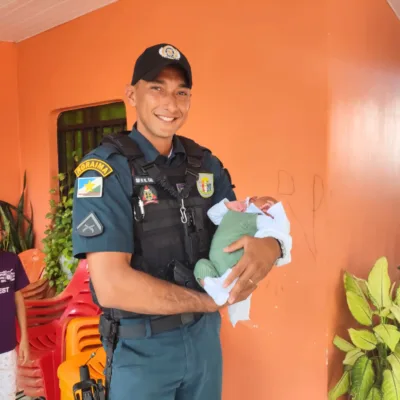 Carpanini e a guarnição visitaram o bebê nesta quinta-feira (30). (Foto: arquivo pessoal)