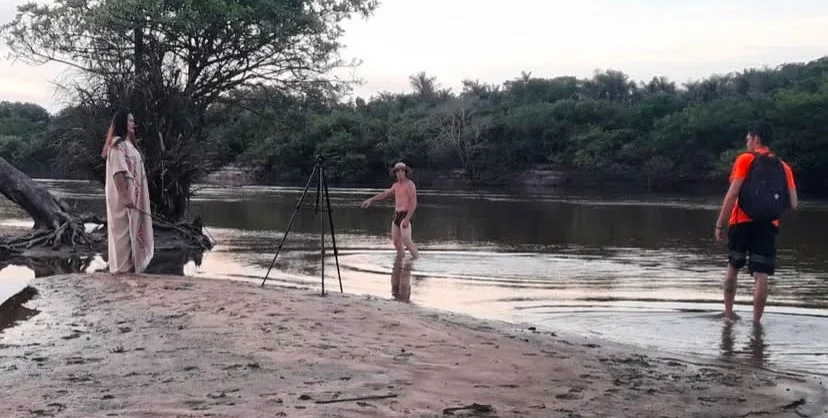 As gravações ocorrem na Comunidade Canaiuanim, com autorização do Tuxaua Hilinilson e licença concedida pela Mirante. (Foto: Reprodução/Instagram)