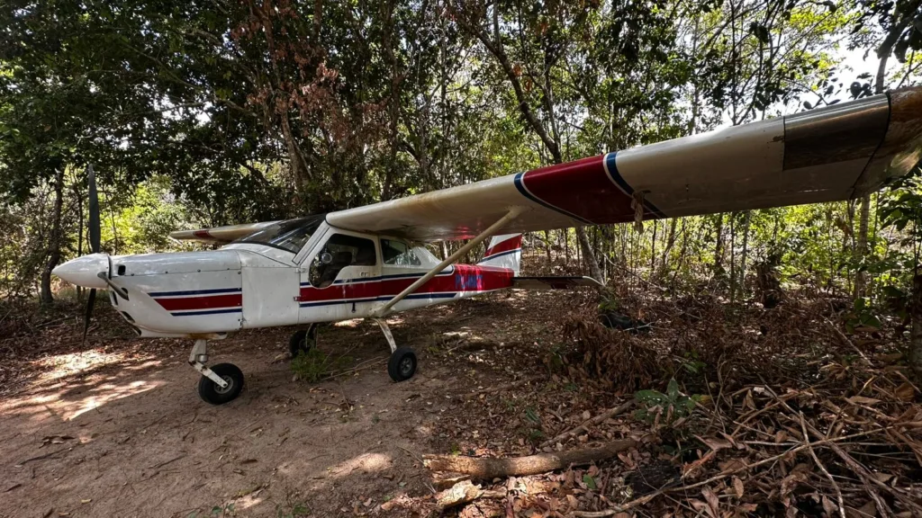 Aeronave que era usada no tráfico e garimpo ilegal é incendiada durante ação integrada