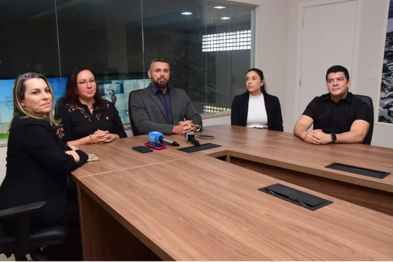 Estiveram presentes na coletiva, o diretor do Deint, Miroslav Neves dos Santos, delegada da Deam, que preside as investigações, Kamilla Basto, secretario de Segurança, Ellan Wagner, delegada geral, Darlinda de Moura Viana e Elivania Aguiar, diretora do Departamento de Polícia Especializado (Foto: Nilzete Franco/FolhaBV) 