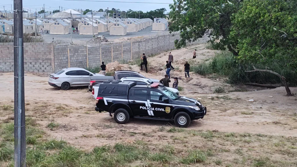 No período da tarde, os policiais realizaram escavações próximo ao abrigo de imigrantes. (Foto: Marília Mesquita)