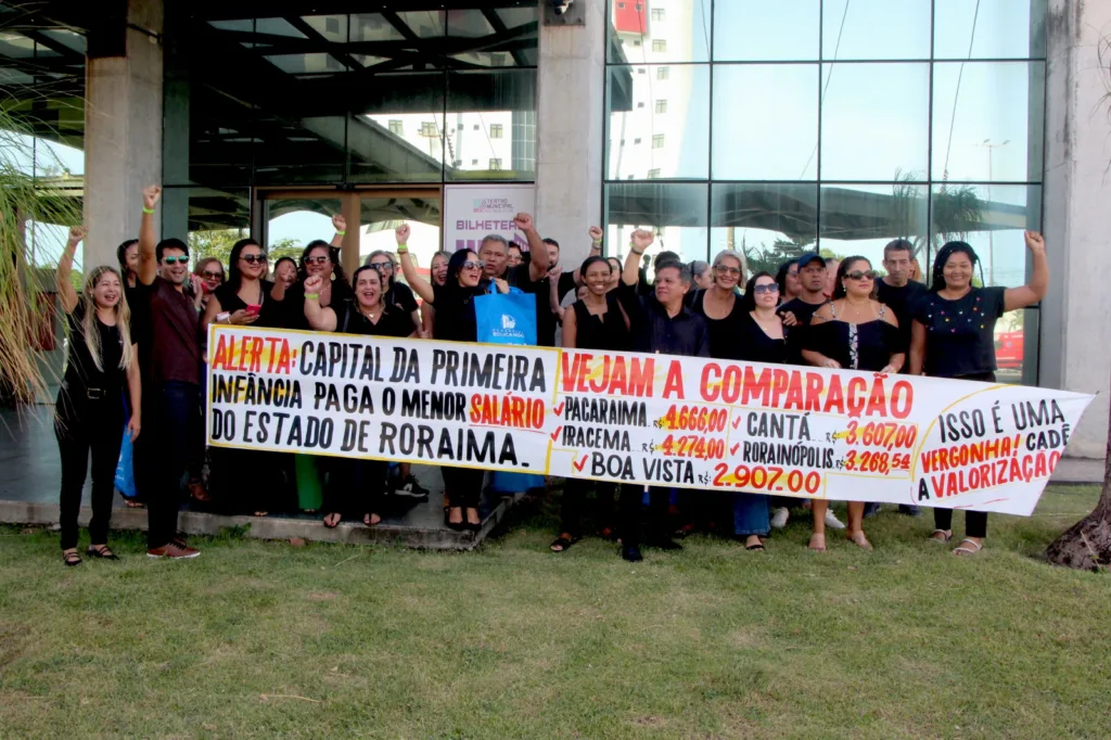 Professores manifestaram em frente ao Teatro Municipal, momentos antes da Semana Pedagógica realizada pela Prefeitura de Boa Vista (Foto: Wenderson Cabral/FolhaBV)