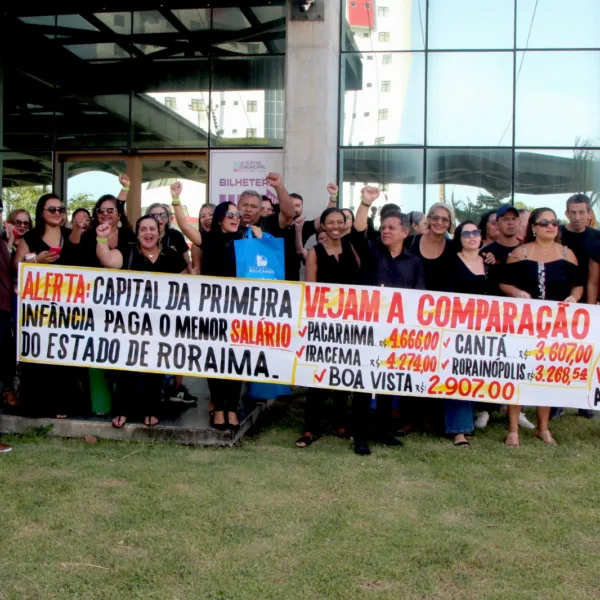 Professores manifestaram em frente ao Teatro Municipal, momentos antes da Semana Pedagógica realizada pela Prefeitura de Boa Vista (Foto: Wenderson Cabral/FolhaBV)