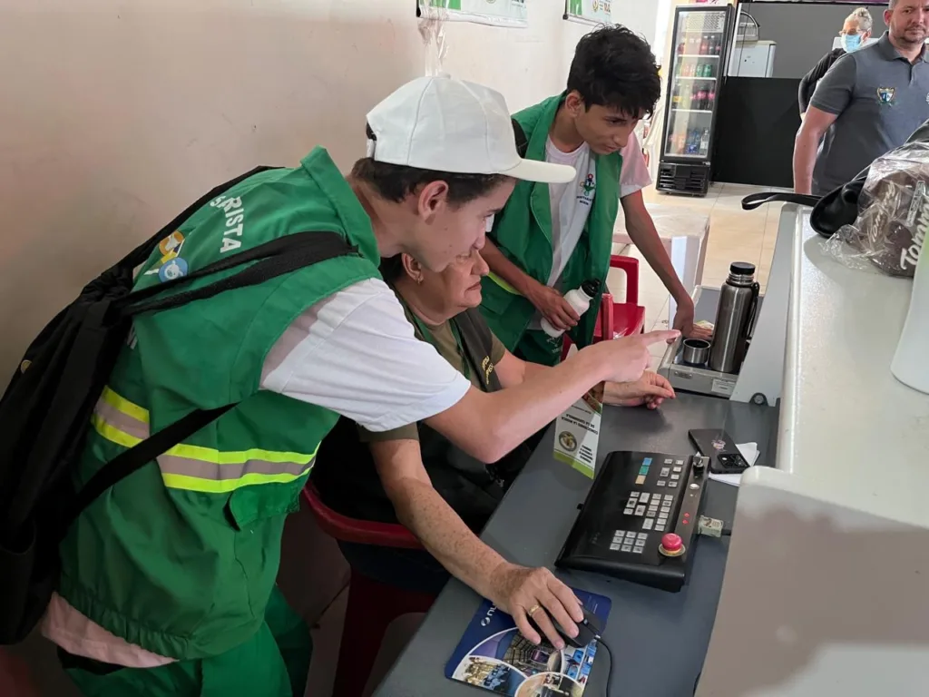 A ação permitiu que os estudantes conhecessem de perto o trabalho de fiscalização realizado no local para prevenir a disseminação de pragas e doenças. (Foto: Divulgação)