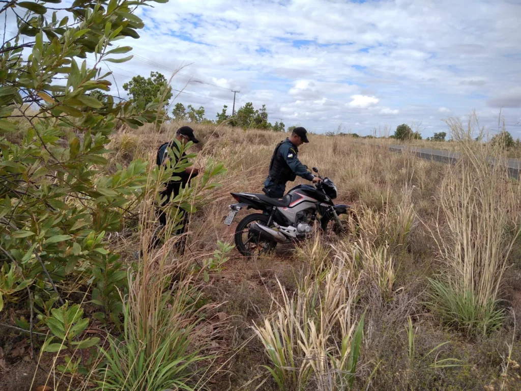 Motocicleta foi encontrada abandonada em uma área de mata. (Foto: Divulgação)