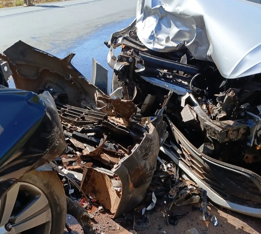 Os veículos colidiram de frente para o outro (Foto: Arquivo pessoal)