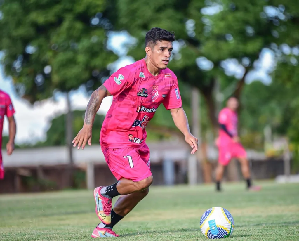 Meia Ygor carrega bola em treino do São Raimundo, no Centro de Treinamento. Crédito: Helio Garcias/São Raimundo