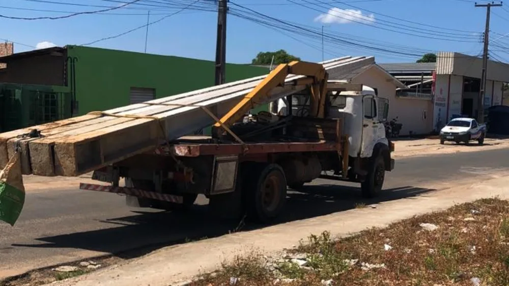 Policiais encontraram caminhão do tipo munck com quatro postes de energia furtados (Foto: PCRR)