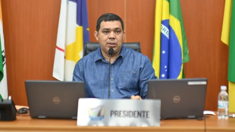 O presidente da Assembleia, deputado Soldado Sampaio, durante sessão extraordinária que aprovou a prorrogação da Cerr (Foto: Jader Souza/SupCom ALE-RR)