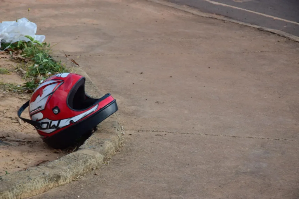 Acidente entre moto e caminhão aconteceu no bairro Centenário (Foto: Nilzete Franco/FolhaBV) Acidente entre moto e caminhão aconteceu no bairro Centenário (Foto: Nilzete Franco/FolhaBV)