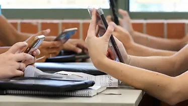 Aulas da rede pública vão iniciar com o desafio da lei do uso de celular nas escolas