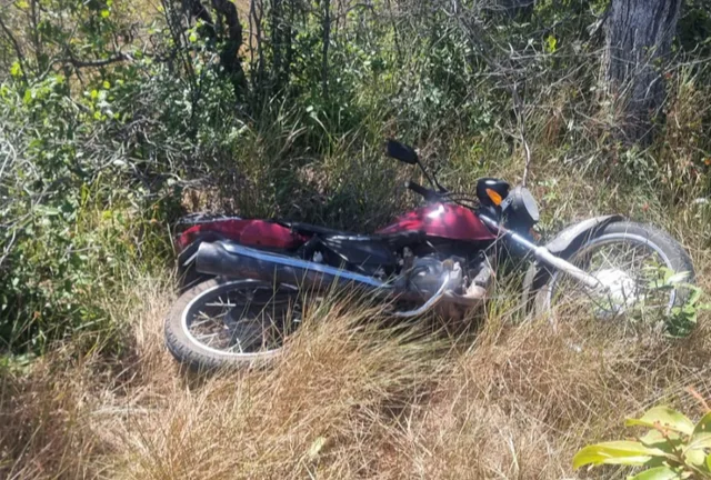 Motocicleta estava em um matagal na BR-401 (Foto: Ascom PRF)