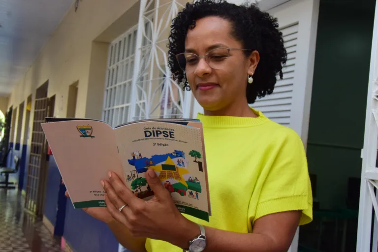 A FolhaBV conversou com a psicóloga Sirlene Souza dos Santos, da Divisão de Desenvolvimento Psicossocial Escolar da Seed (Foto: Nilzete Franco/FolhaBV)