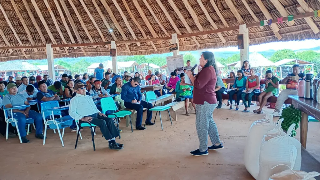 Presidente da Funai, Joênia Wapichana escutou às reivindicações e respondeu aos questionamentos; prefeito e vereadores também prestaram contas (Foto: divulgação)