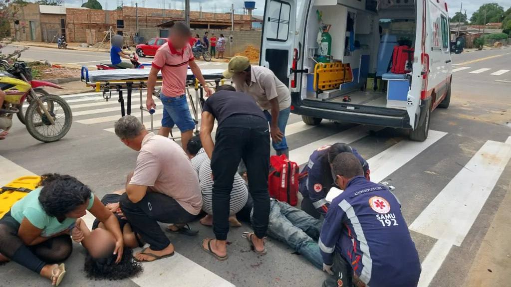 Adolescente e jovem ficam feridos em batida entre motociclista e motorista inabilitados