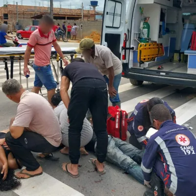 Adolescente e jovem ficam feridos em batida entre motociclista e motorista inabilitados