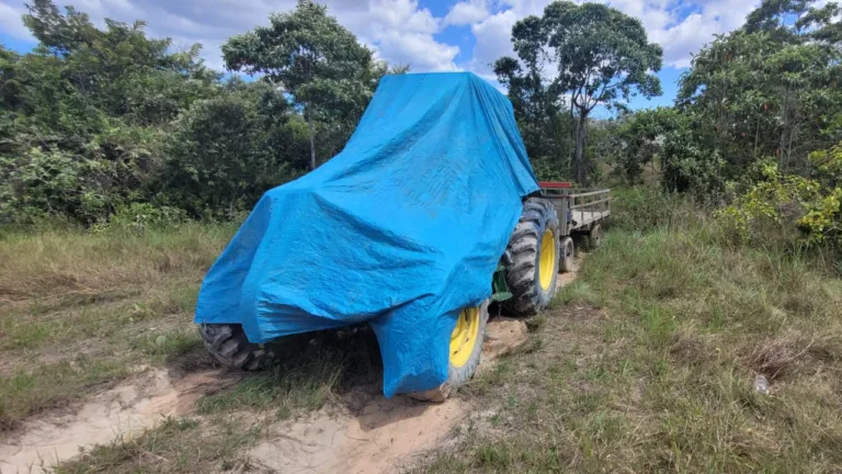 Trator da Sepi estaria abandonado perto da comunidade indígena Pipi do Manalai. em Uiramutã (Foto: Divulgação)