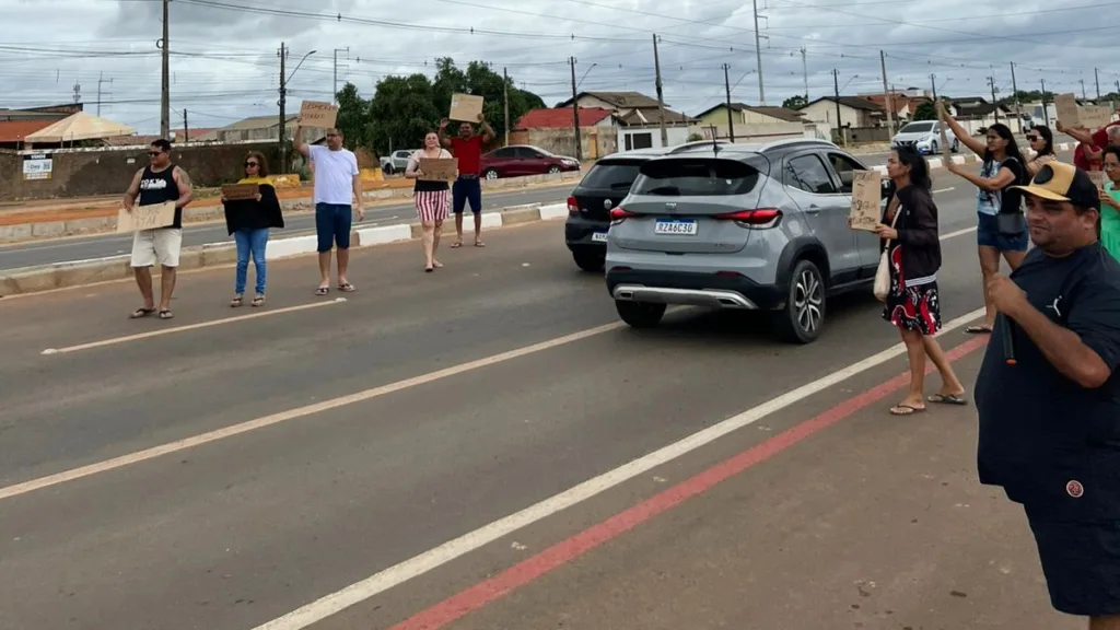 Moradores protestam contra fechamento de acessos a vias de bairros às margens da rodovia RR-205 (Foto: Divulgação)