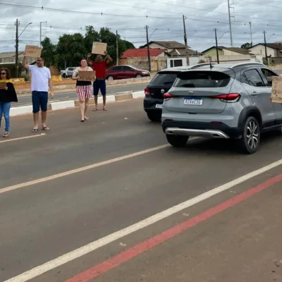 Moradores protestam contra fechamento de acessos a vias de bairros às margens da rodovia RR-205 (Foto: Divulgação)