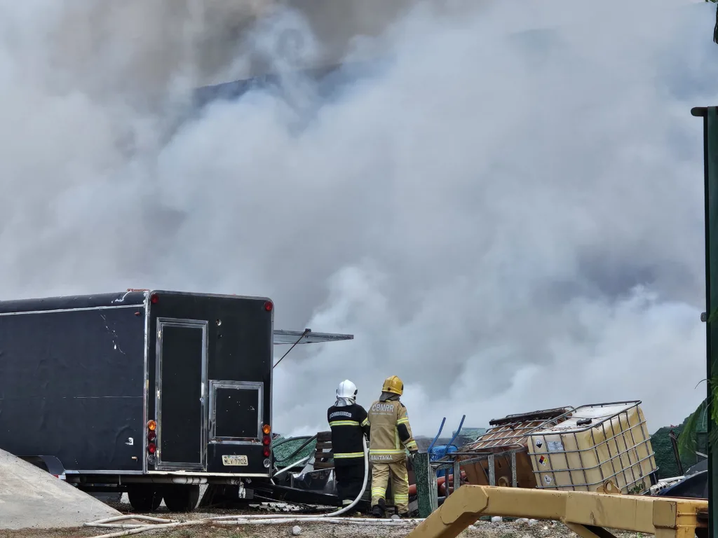 O incêndio teria iniciado por volta das 16h30. Foto: Fernanda Vasconcelos/FolhaBV