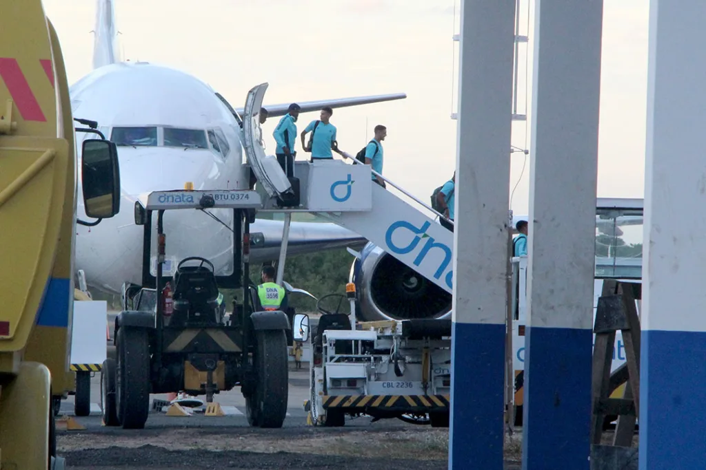 O avião com os jogadores pousou no Aeroporto Internacional Atlas Brasil Cantanhede por volta das 17h55. (Foto: Wenderson Cabral)