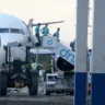 O avião com os jogadores pousou no Aeroporto Internacional Atlas Brasil Cantanhede por volta das 17h55. (Foto: Wenderson Cabral)